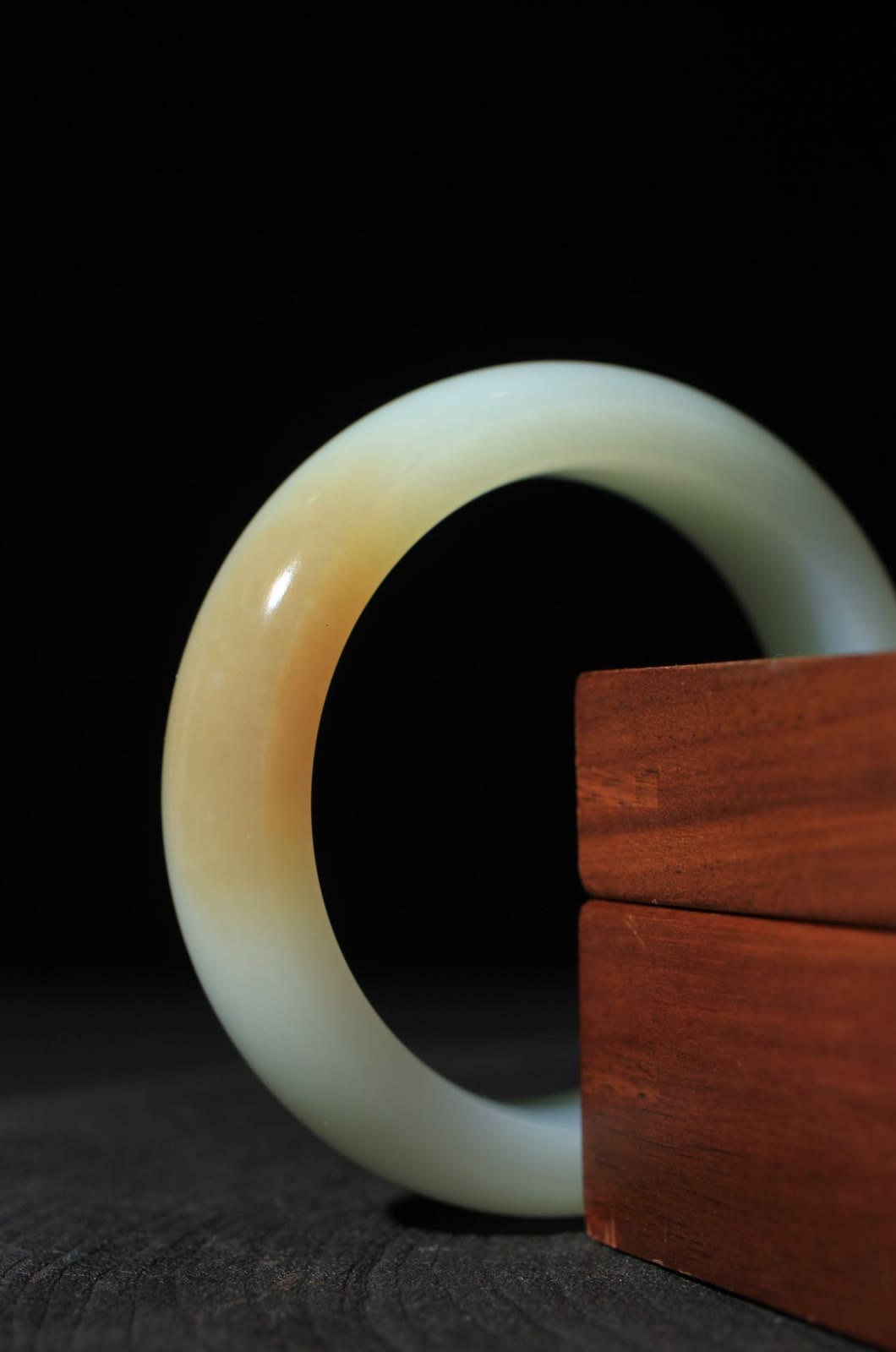 Qiemo Sugar White Bangle · Light Soy Sugar